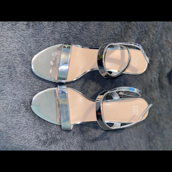 Silver heels - Picture 1 of 3